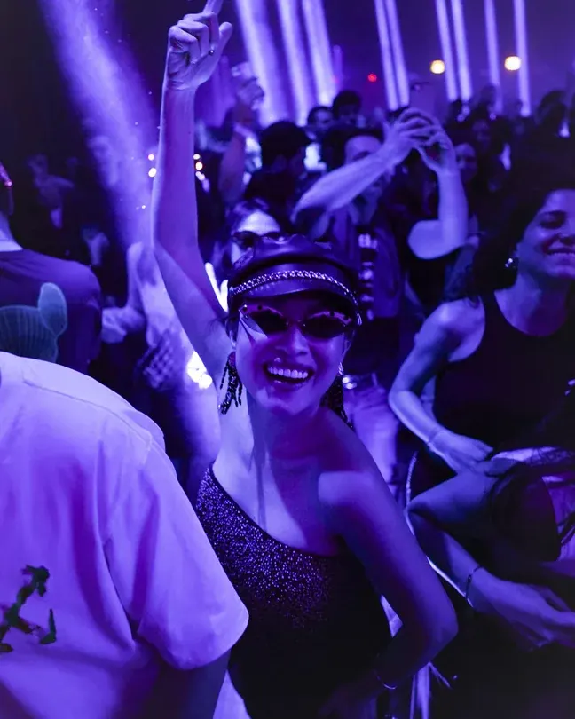 Guest dancing under violet light